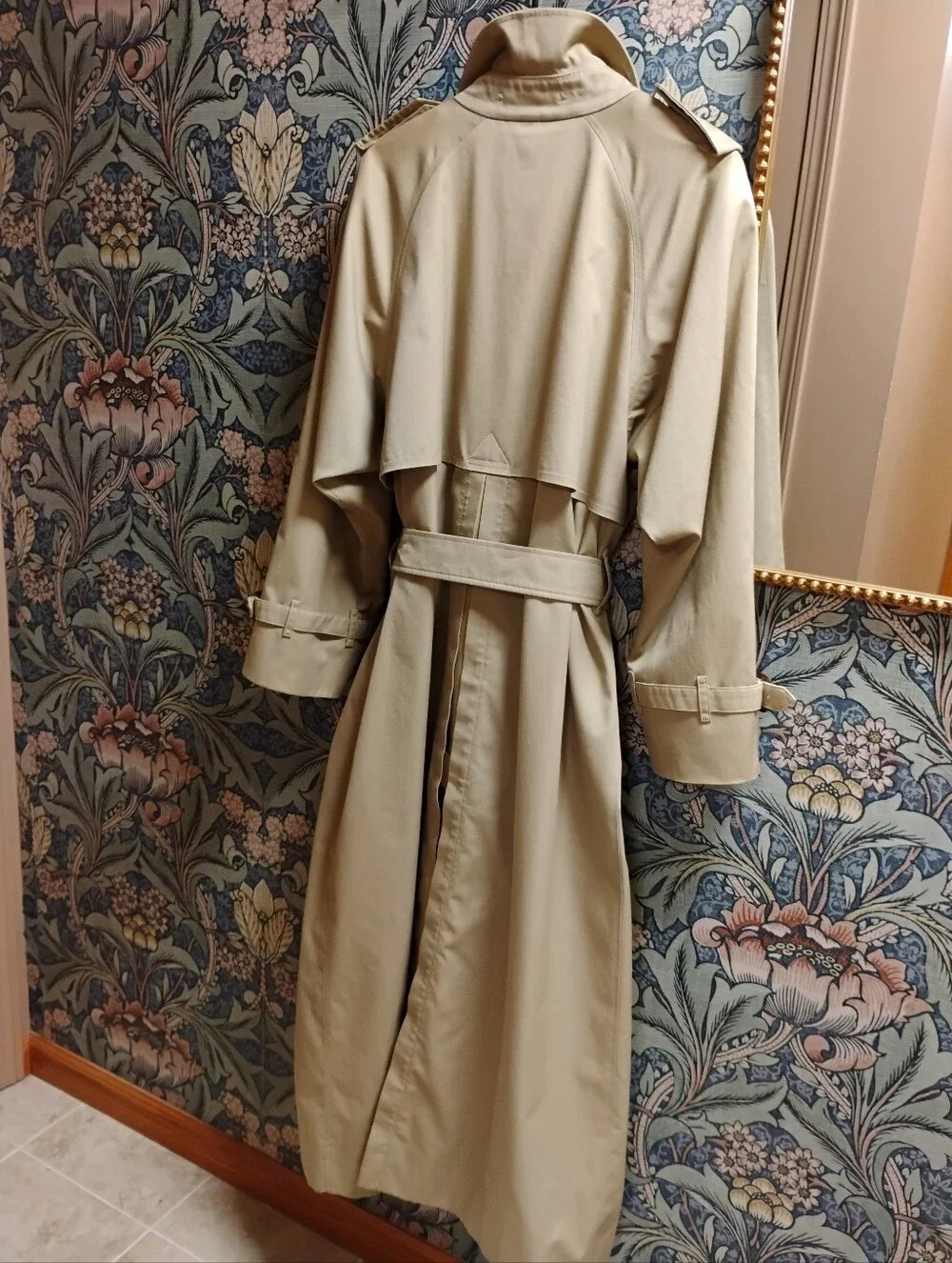 Vintage Burberry Beige Trench Coat with Removable Liner - Picture 4 of 16